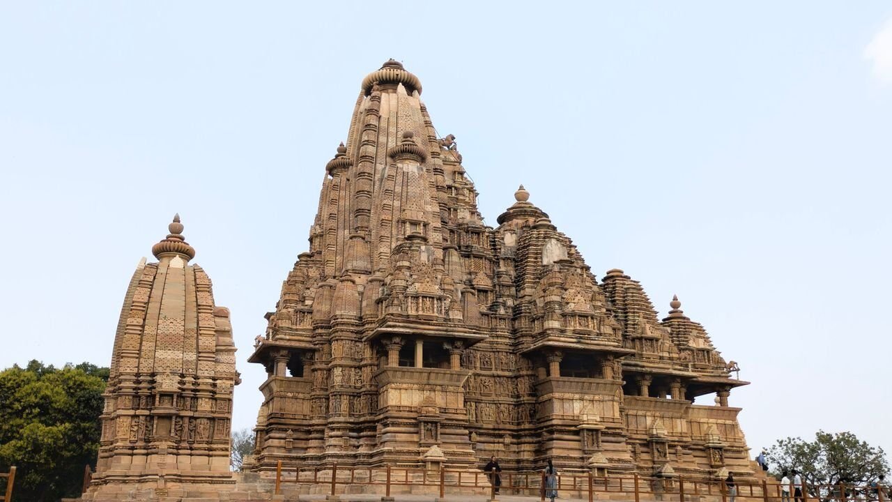 ખજુરાહો મંદિરો: ઇતિહાસ, મુખ્ય મંદિરો અને પ્રવાસ માર્ગદર્શિકા