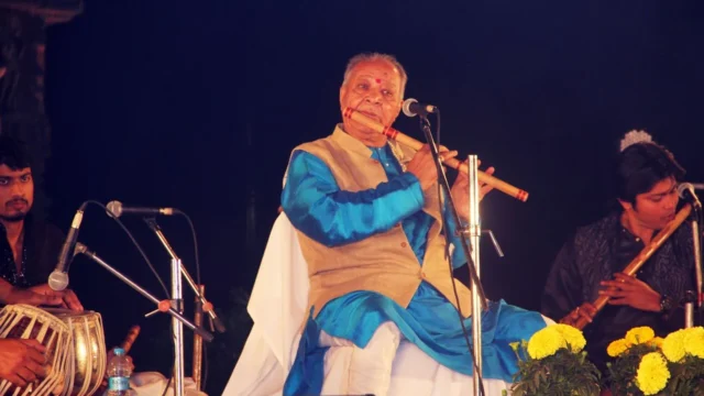 बासरी: इतिहास, प्रकार आणि वादनाची पद्धत