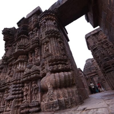 कोणार्क सूर्य मंदिर: इतिहास, २४ चाके आणि भेट कशी द्यावी