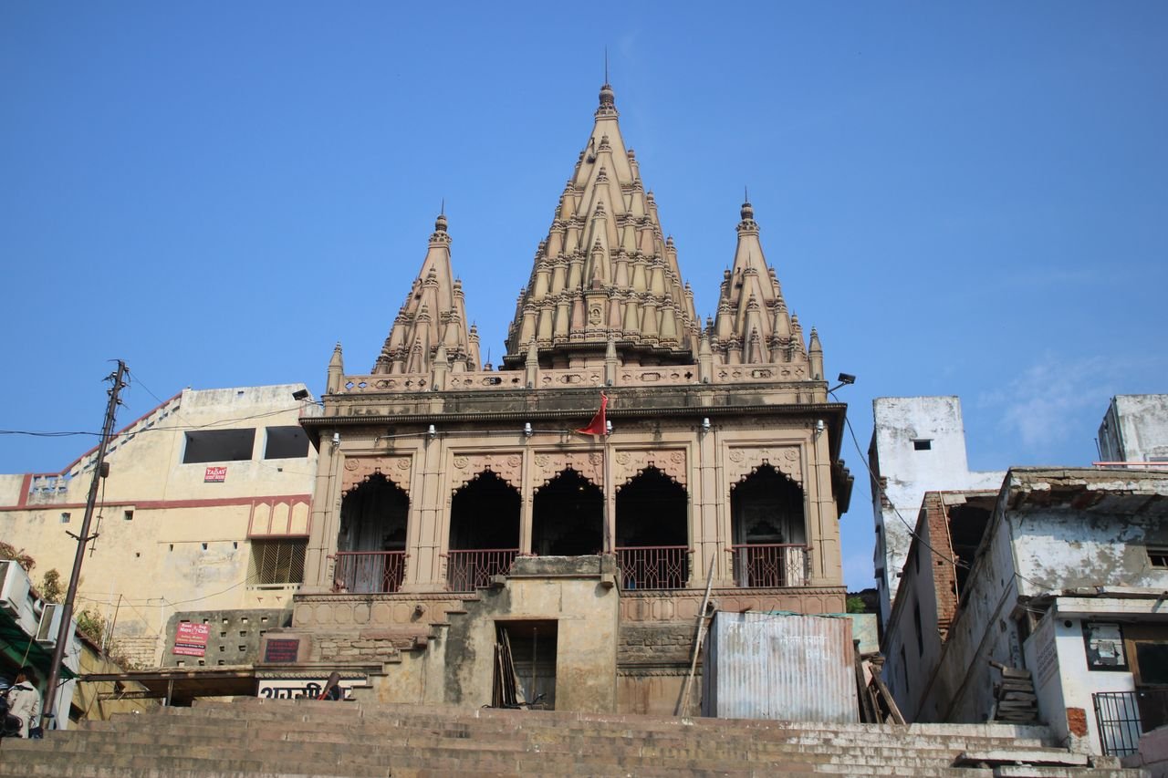 नदी तट के दक्षिणी छोर पर वाराणसी का अस्सी घाट