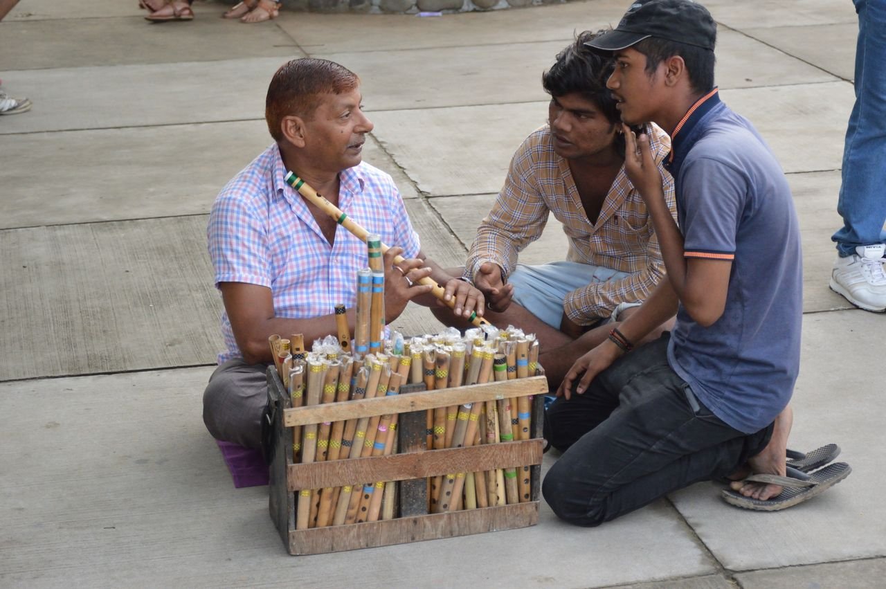 चंडीगढ़, भारत में बाँस की बाँसुरियाँ बेचता एक विक्रेता