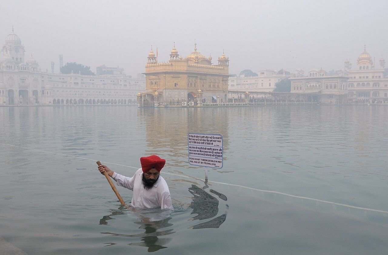 अमृत सरोवर के जल में प्रतिबिंबित अमृतसर का स्वर्ण मंदिर, हरमंदिर साहिब