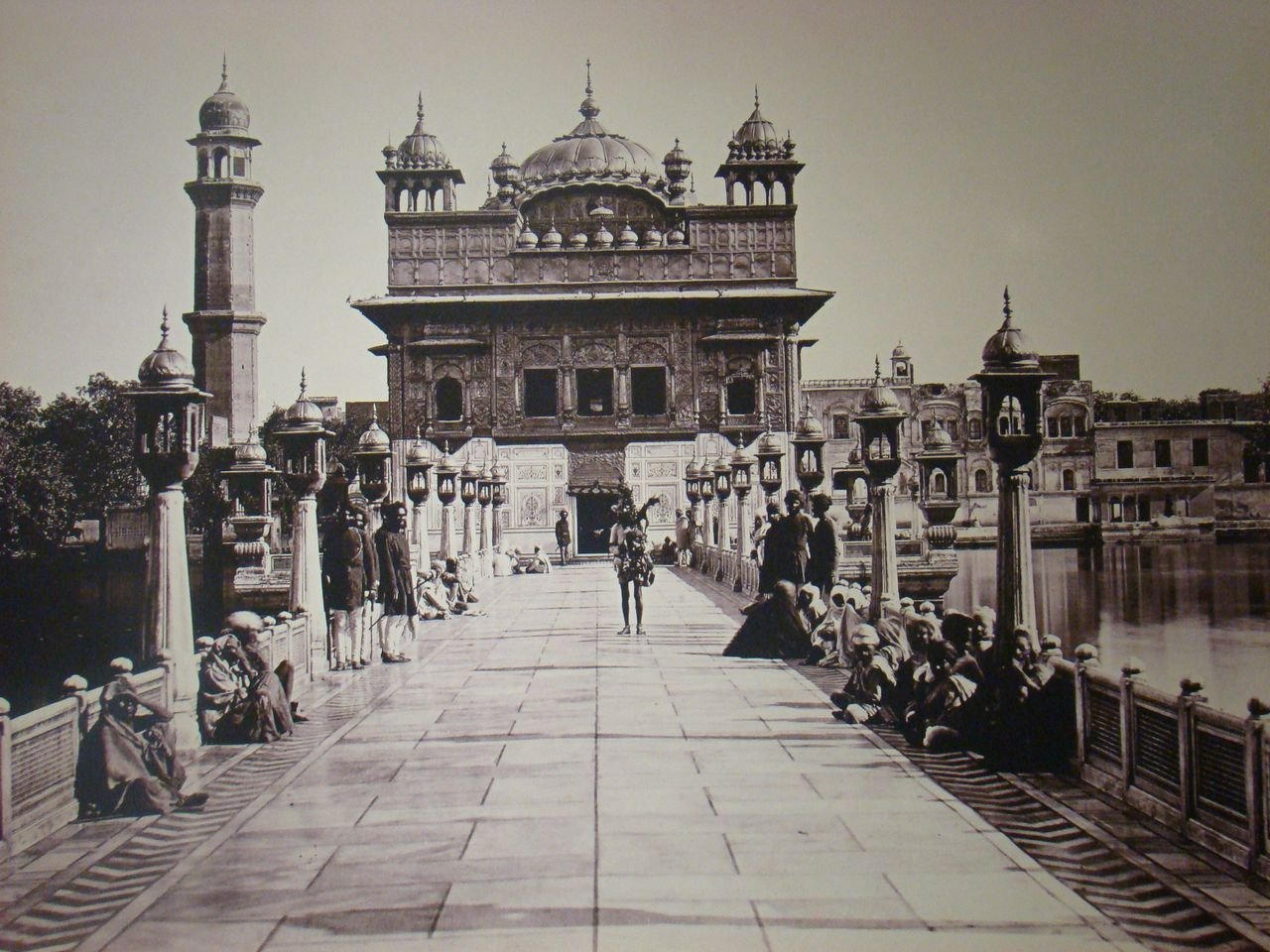 लगभग 1870 में अमृतसर के स्वर्ण मंदिर के पैदल मार्ग और प्रवेश द्वार की ऐतिहासिक तस्वीर