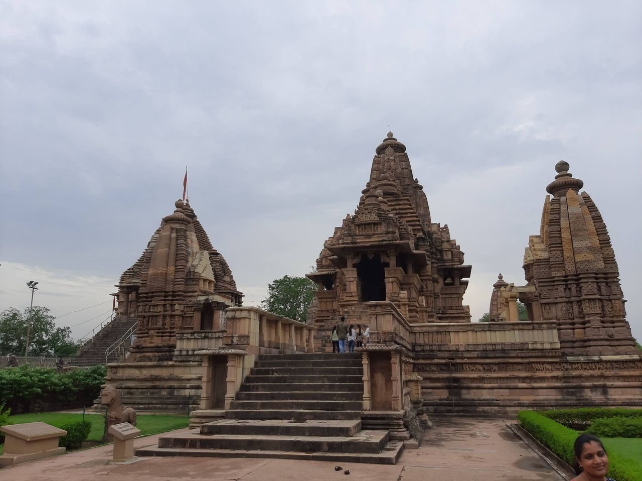 हरे-भरे लॉन के बीच खजुराहो का पश्चिमी मंदिर समूह