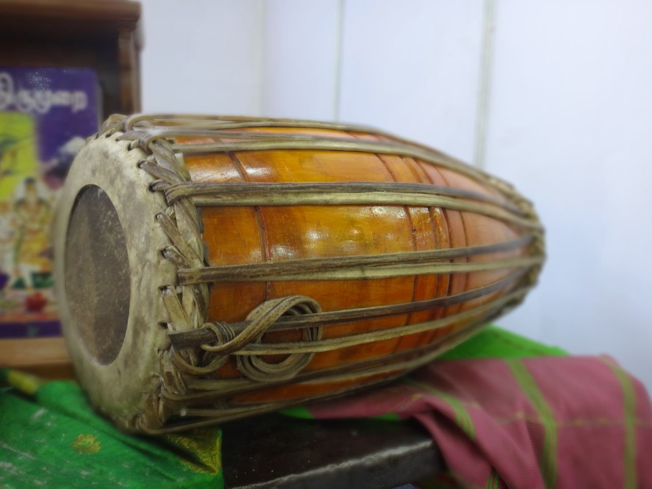 मृदंगम, दक्षिण भारतीय शास्त्रीय संगीत का दोनों ओर मढ़ा हुआ बेलनाकार ढोल