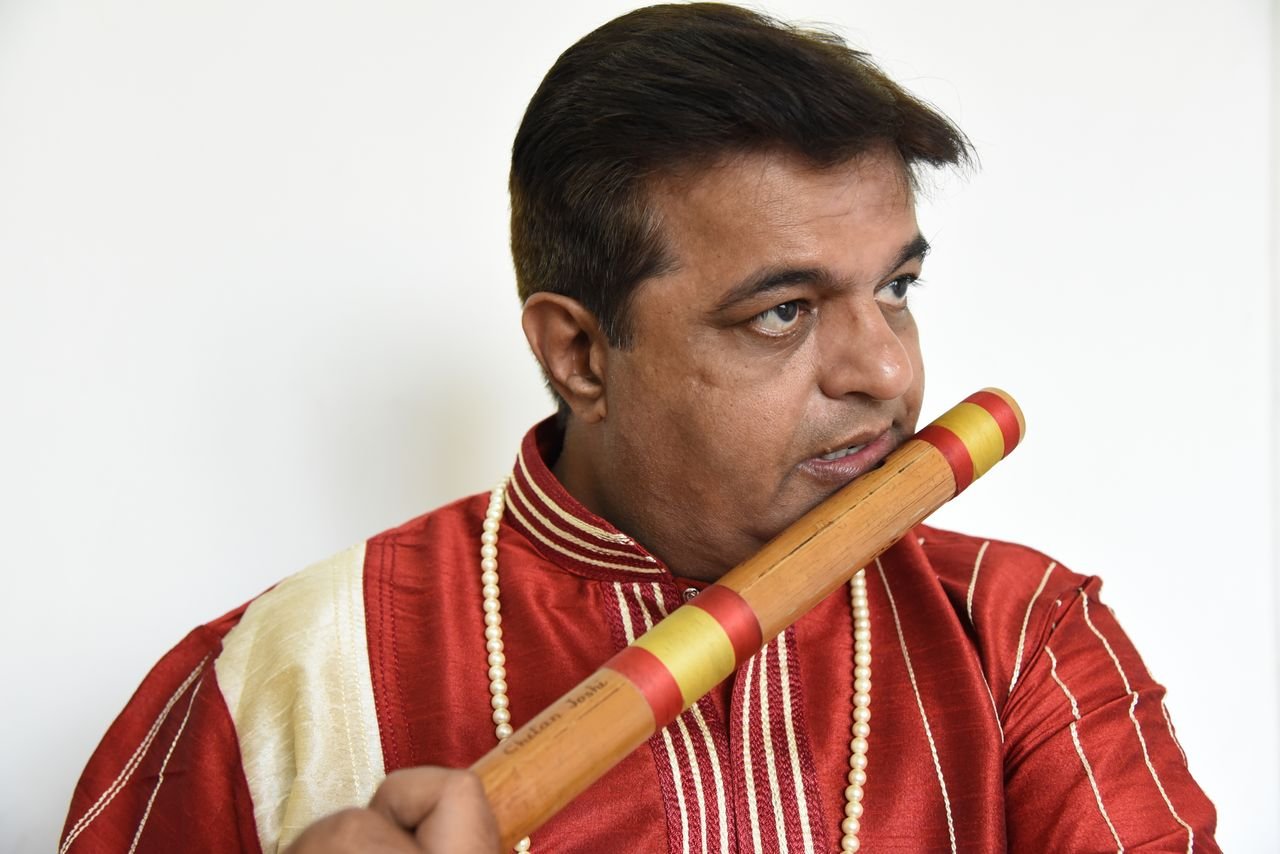 बाँसुरी बजाते हुए बाँसुरी कलाकार पंडित चेतन जोशी