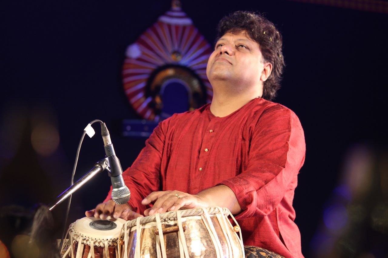 पंडित शुभंकर बनर्जी संगीत-सभा में तबला बजाते हुए