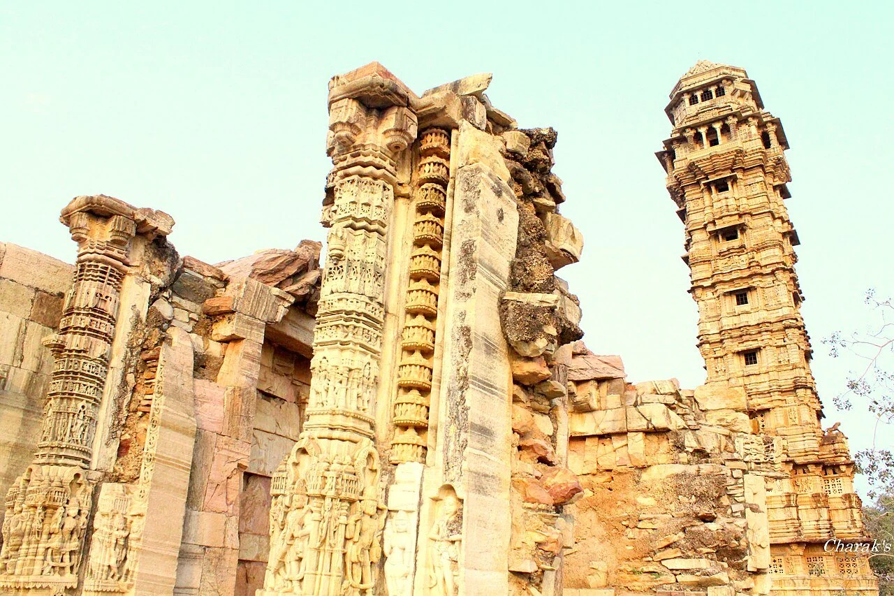 चित्तौड़गढ़ क़िले के भीतर नक्काशीदार मंदिर-खंडहर और विजय स्तंभ, राजस्थान